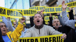 Taxistas manifestándose en contra de Uber