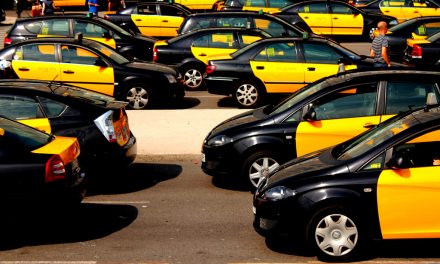 El porqué del color de los taxis de Barcelona