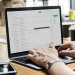 EMAIL MARKETING PERSONA EN ORDENADOR